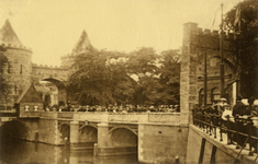 221857 Gezicht op de gereconstrueerde Tolsteegpoort bij de Tolsteegbrug over de Stadsbuitengracht te Utrecht, onderdeel ...